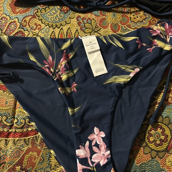 Set of 2 new Cupshe bikinis size medium - Picture 7 of 8